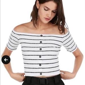 Stripped off the shoulder top🐼